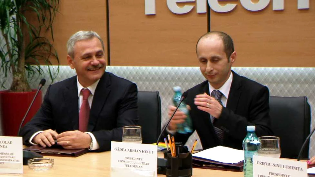 Adrian Gâdea (dreapta) a depus jurământul de credinţă în prezenţa vicepremierului Liviu Dragnea (stânga) foto: Claudiu Dumitrache