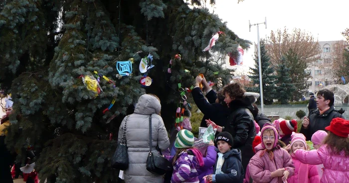 Bradul a fost împodobit de copii