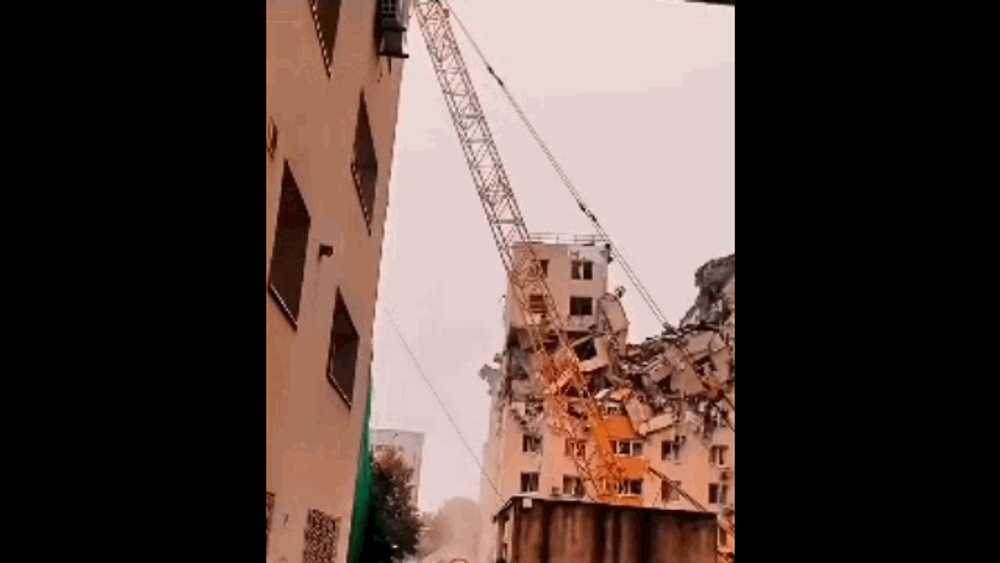 Imagini de la demolarea blocului din Rahova. Cum s-au prăbușit etajele afectate de explozie