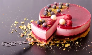 Tort cu crema de branza si zmeura  Sursa foto shutterstock 393996817 jpg