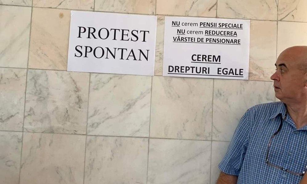 Angajaţii din Finanţe continuă şi marţi protestele 