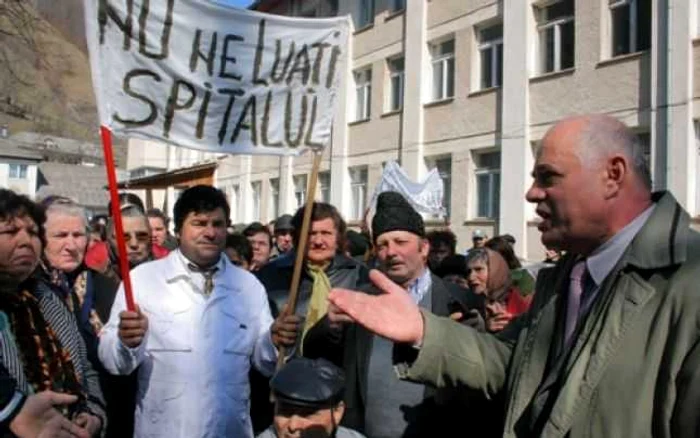 Fostul primar de Bicaz asaltat de oamenii nemulţumiţi de închiderea spitalului Foto: Adevărul