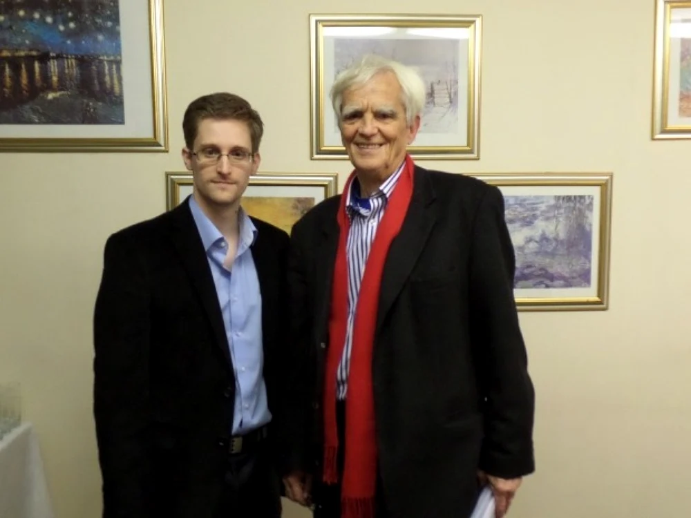 Edward Snouden s-a întâlnit cu parlamentarul germanHans-Christian Strobele, joi, la Moscova