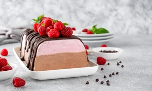 Semifreddo cu zmeura si ciocolata  Sursa foto shutterstock 2612556685 jpg