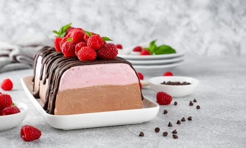 Semifreddo cu zmeura si ciocolata  Sursa foto shutterstock 2612556685 jpg