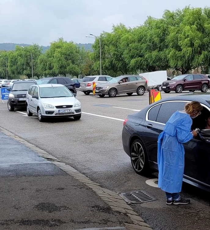 Parcarea unui centru Drive Thru din Cluj s-a umplut iar de mașiniFoto: Florin Moroșanu