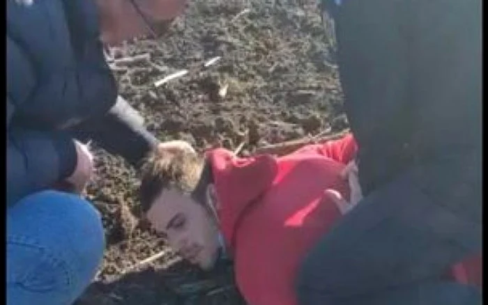 Tânărul evadat din arestul IPJ a fost prins pe un câmp din zona comunei Bucovăţfoto: Adevarul.ro