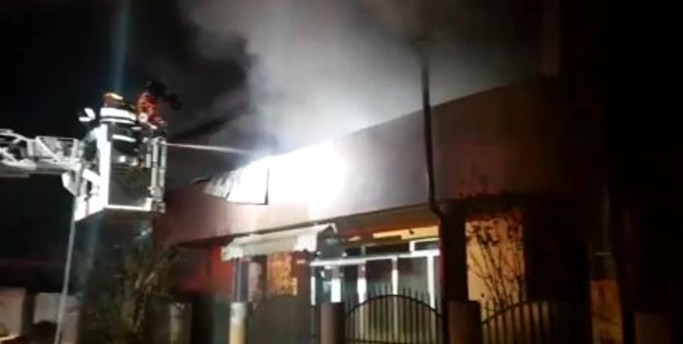 
    Casa părinților Emiliei Dorobanțu, cuprinsă de flăcări în a doua zi a noului anFoto: captură ISU Olt  