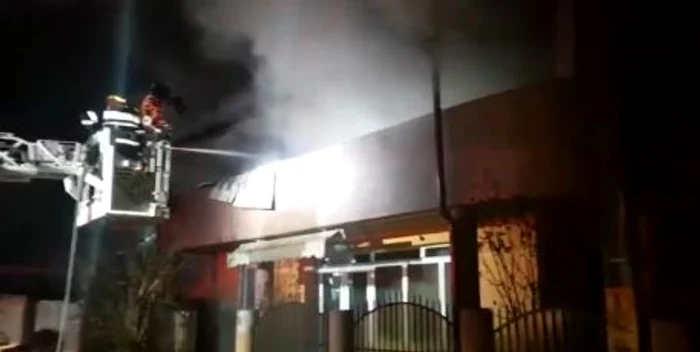 Casa părinților Emiliei Dorobanțu, cuprinsă de flăcări în a doua zi a noului anFoto: captură ISU Olt