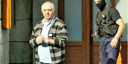 În 2008, procurorii DNA l-au arestat preventiv pe şeful Serviciului Permise Argeş împreună cu alţi 27 de inculpaţi