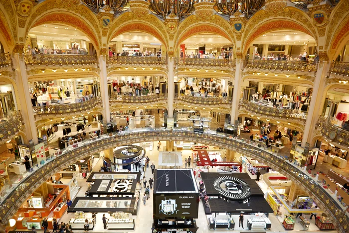 
    Din weekend, toți cei care vor dori să intre în Galeriile Lafayette din Paris vor fi nevoiți să prezinte certificatul digital Covid-19foto: Shutterstock  