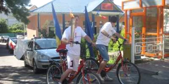 Torța aprinsă a fost purtată de tineri, pe biciclete, de la sediul PDL Neamț