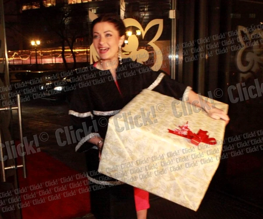 Gabriela Cristea abia a putut să care cadoul pentru finţua ei. (Foto: Roberto Sălceanu)