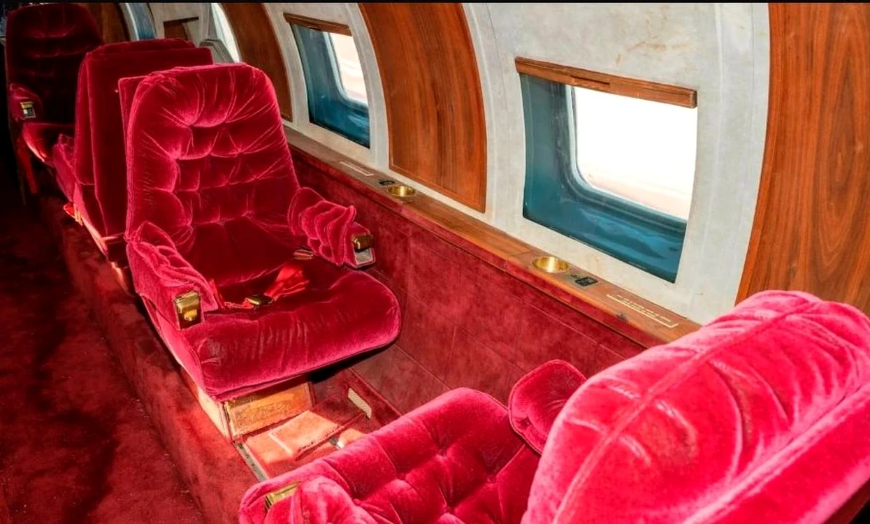 În interior sunt scaunele originale din catifea roșie (Foto: Mecum Auctions)