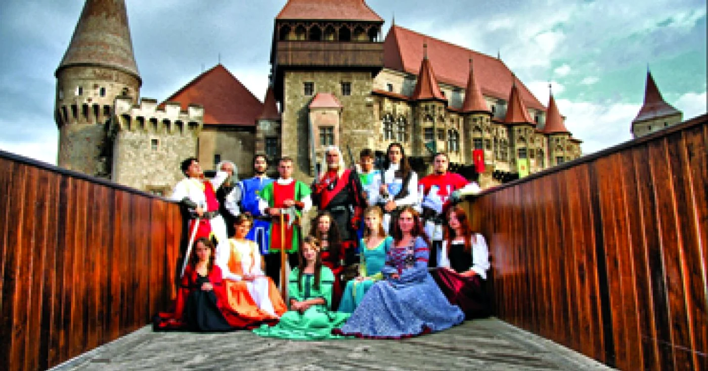 Hunedoara: Hunedoreni cu viaţă de cavaleri şi domniţe