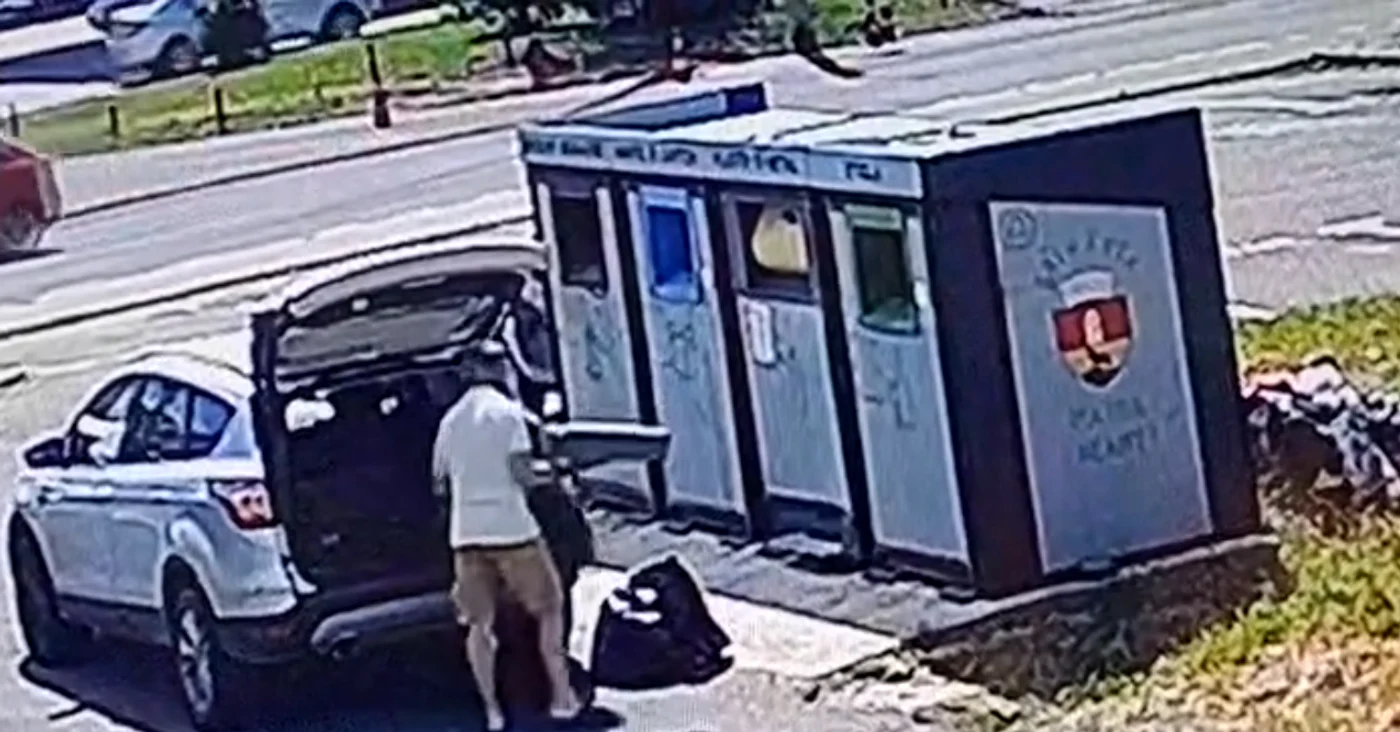 Momentul în care românul aruncă incorect bunurile / Captură Poliția Locală Piatra Neamț