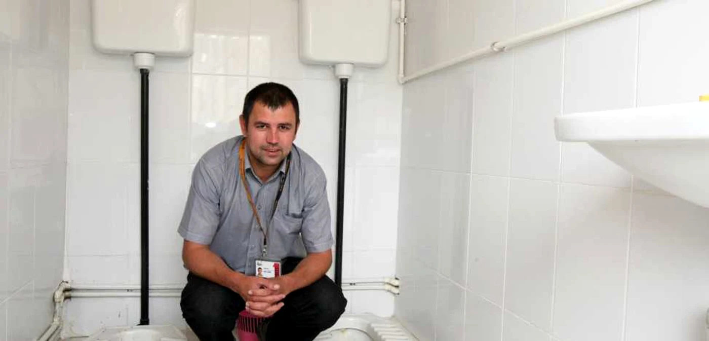 La WC-ul profesorile poţi lejer sta la taclale cu colegii de serviciu! Foto: Bogdan Dimofte