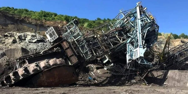 Excavatorul cu rotor de 2400 de tone care s-a prăbuşit în Cariera de Lignit Alunu - Vâlcea Foto Adevărul