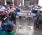 Proteste în ploaie ale celor de pe platforma chimică vâlceană Foto captură video