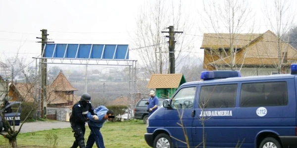 Un tanar suspect de consum de droguri a iesit cu toporul la jandarmi si politisti