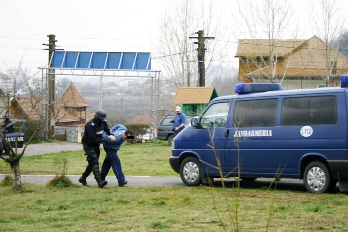 Un tanar suspect de consum de droguri a iesit cu toporul la jandarmi si politisti