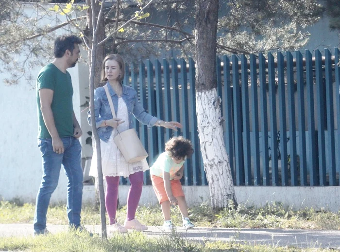 Augusta Lazarov Petrescu arată cu 10 ani mai tânără în această imagine, alături de micuțul Lucafoto: Facebook