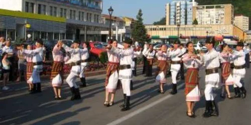 NEAMŢ: „Floricică de la munte” le arată ieşenilor paşii moldoveneşti