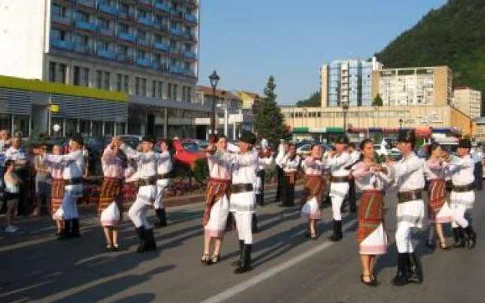 NEAMŢ: „Floricică de la munte” le arată ieşenilor paşii moldoveneşti