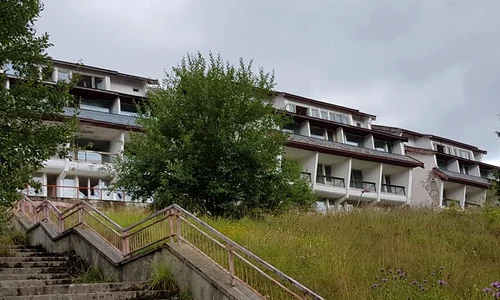 Complexurile hoteliere lăsate de izbelişte din staţiunea Vidra - Voineasa judeţul Vâlcea Foto Cristina Morar
