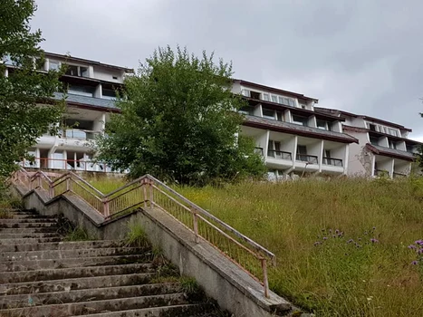 Complexurile hoteliere lăsate de izbelişte din staţiunea Vidra - Voineasa judeţul Vâlcea Foto Cristina Morar