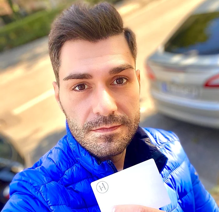 Actorul Serkan Çayoğlu, într-o captură de ecran. Serialul respectiv se difuza în Istanbul, la o televiziune locală