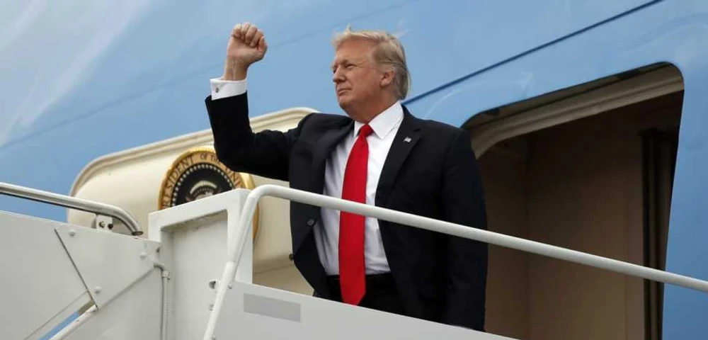 Turn de vânătoare descoperit în Florida, cu vedere spre zona unde Donald Trump coboară din Air Force One