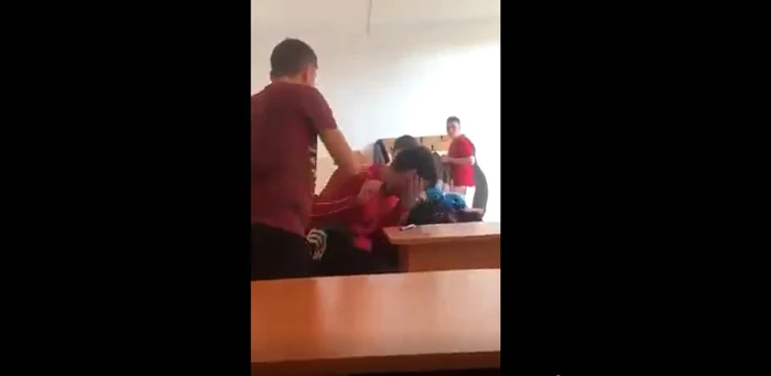 Momentul în care liceanul îşi ia la bătaie colegul de clasă FOTO captură video