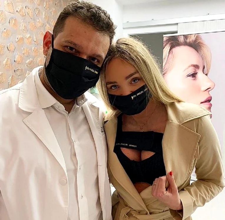 
    Așa arată noii sâni ai Mariei Constantin. Aici, alături de doctorul eifoto: Instagram  