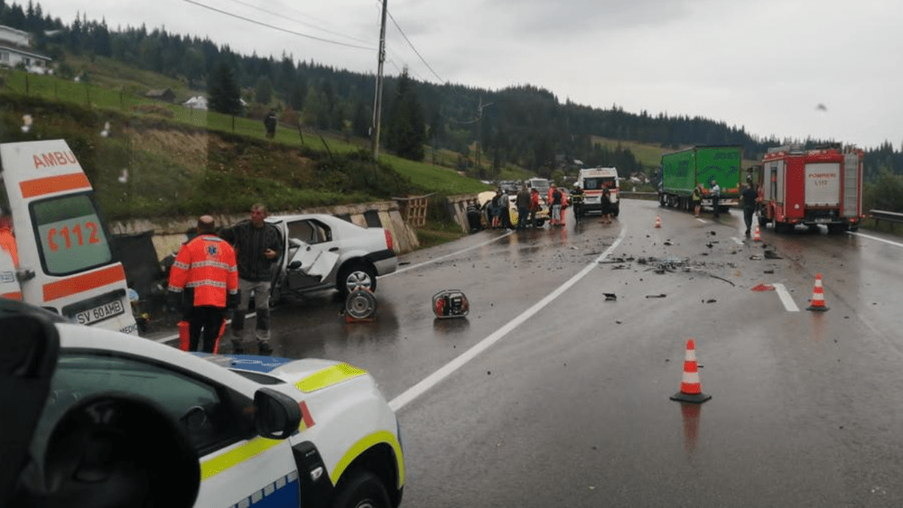Accident grav în Pasul Mestecăniș din Suceava. Un mort și patru răniți, în urma ciocnirii a două mașini cu un autotren 