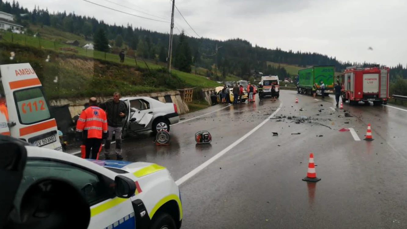 Accidentul cu trei autovehicule de la Mestecăniș, Suceava. FOTO ALO IAȘI