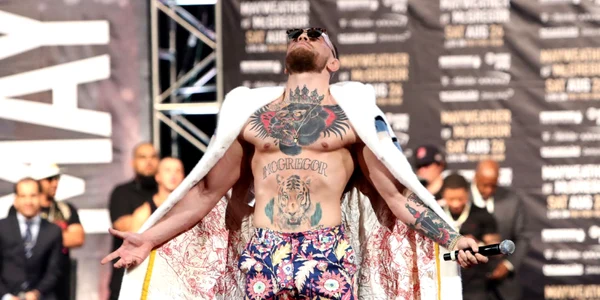 Conor McGregor vorbeşte în cadrul evenimentului de promovare a meciului dintre Floyd Mayweather Jr şi Conor McGregor la Barclays Center în cartierul Brooklyn New York FOTO Guliver / Getty Images / Mike Lawrie 