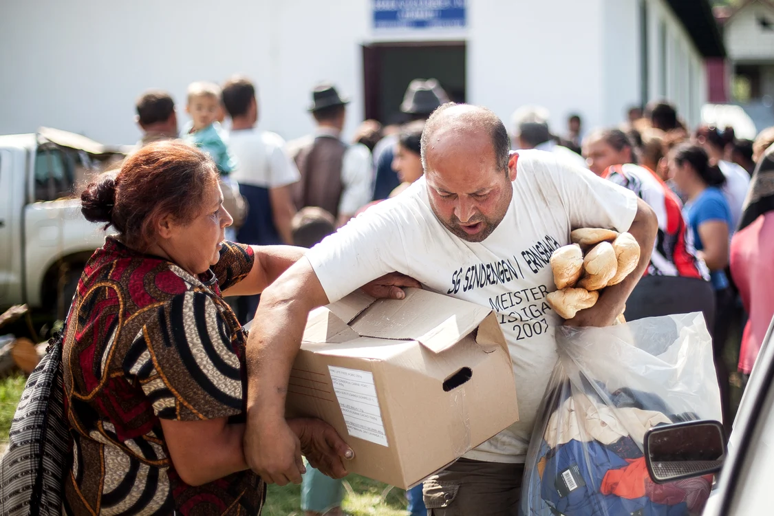 Localnicii afectaţi de inundaţii au primit alimente şi îmbrăcăminte donate de bucureştenii din sectorul 6