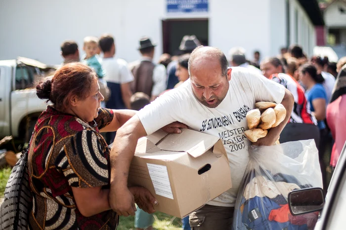 
    Localnicii afectaţi de inundaţii au primit alimente şi îmbrăcăminte donate de bucureştenii din sectorul 6  
