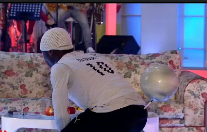 Iya a dansat cu mingea la spate (captură: Pro TV)