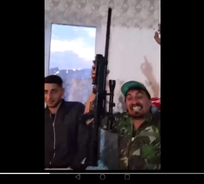 Cum se distrează trei bărbaţi Captură video