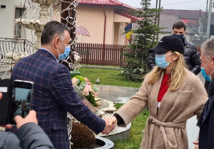 
    Simona Halep a fost așteptată de primarul din Valea DoftaneiFOTO: Facebook/ Lucian-Vileford Costea  