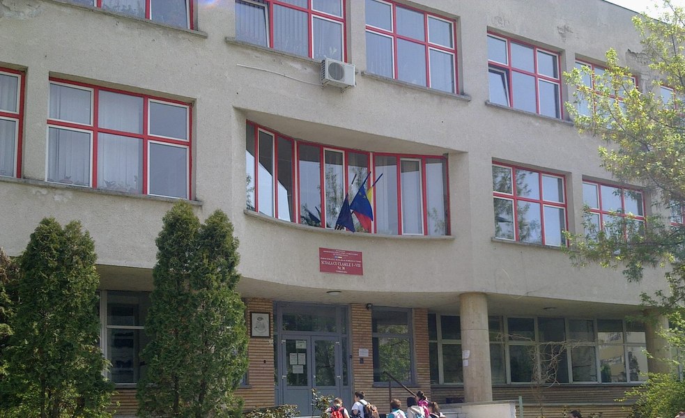 Doi elevi au întreținut relații sexuale în toaleta unei școli din Timișoara. Inspectoratul Școlar face o anchetă