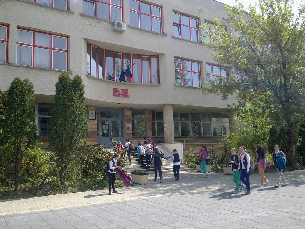 Doi elevi au întreținut relații sexuale în toaleta unei școli din Timișoara. Inspectoratul Școlar face o anchetă