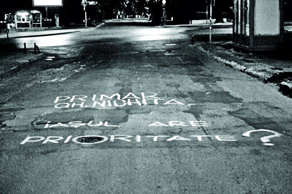 Mesajele au fost scrise de jurnaliştii Tele'M în jurul gropilor din asfalt. FOTO Cosmin Dan
