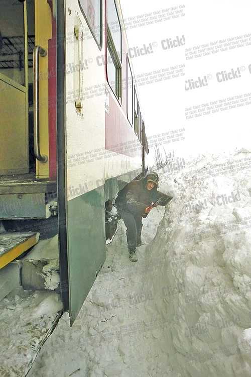 
    Alin a dat toată ziua  la lopată pentru a  scoate trenul din troiene (Foto: călin radu)  