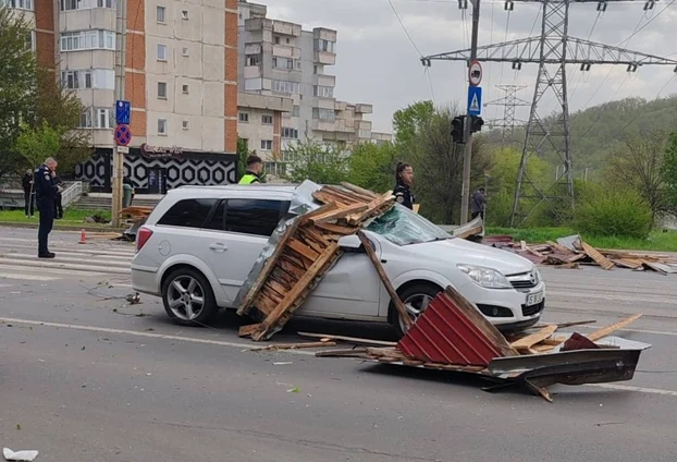 Acoperiș prăbușit peste o mașină FOTO: Facebook Meteoplus