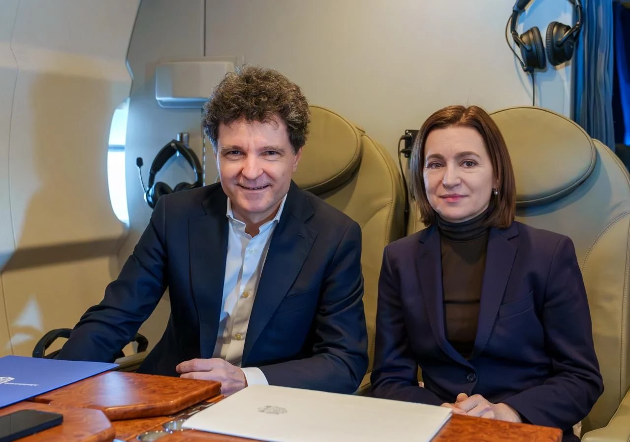 Nicușor Dan și Maia Sandu, împreună în avion spre Armenia, unde participă la reuniunea Comunității Politice Europene