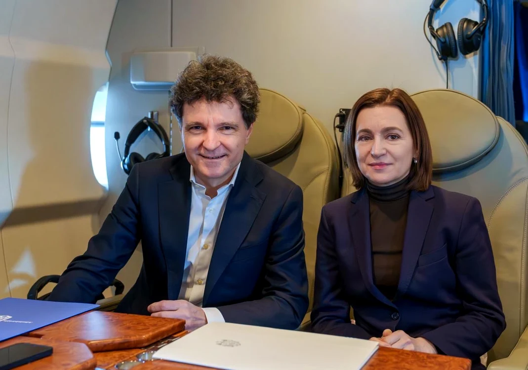 Maia Sandu și Nicușor Dan, în avion spre Armenia. FOTO X NIcușor Dan