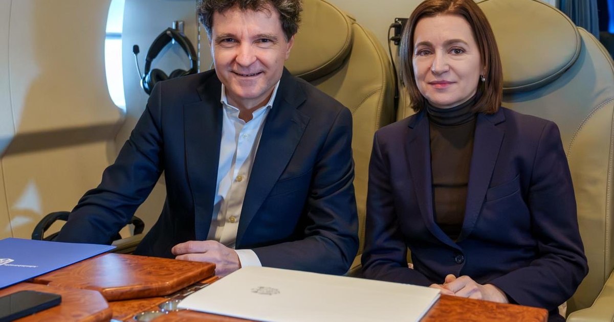 Nicușor Dan și Maia Sandu, împreună în avion spre Armenia, unde participă la reuniunea Comunității Politice Europene